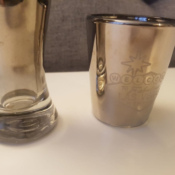 4 Las Vegas Shot Glasses - Picture 8 of 10